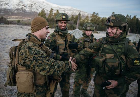 Gardister fra Hans Majestet Kongens Garde snakker med korporal King fra US Marine Corps under NATO-øvelsen Trident Juncture 2018 i Oppdal
