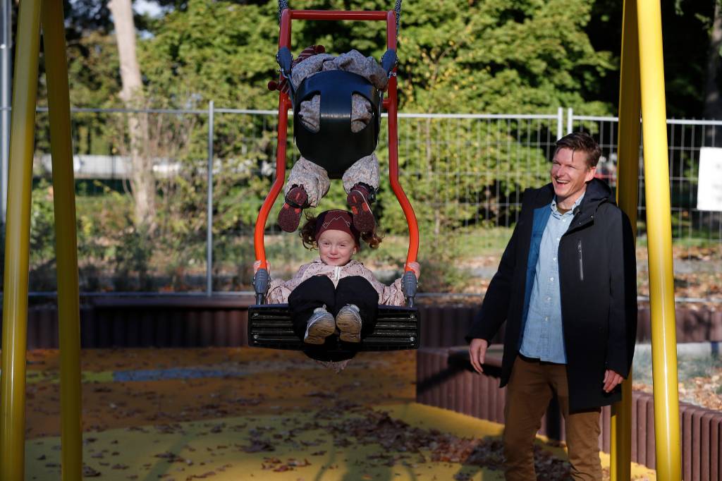 Oberstløytnant Olav Andersen med kona Stine Granstrøm og døtrene Selma Granstrøm Andersen (3) og Oline Granstrøm Andersen (1,5)
