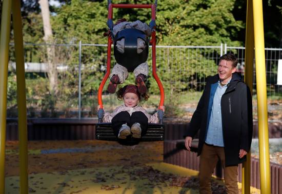 Oberstløytnant Olav Andersen med kona Stine Granstrøm og døtrene Selma Granstrøm Andersen (3) og Oline Granstrøm Andersen (1,5)
