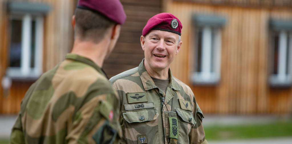 Sjefsjersant for Forsvaret Ingar Lund besøker Rekrutter ved Hærens skole for rekrutt og fagutdanning på innrykket.