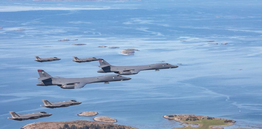 To B-1B Lancer bombefly som en del av Global Strike Command fra 34th Bomb Squadron Thunderbirds,  28th Bomb Wing US Air force flyr i formasjon sammen med norske F-35A kampfly.