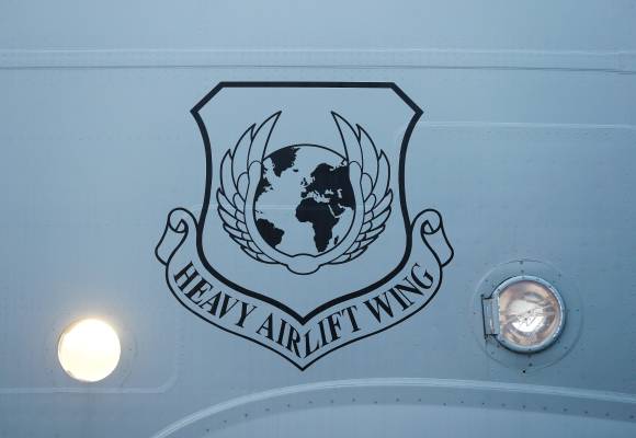 Detalj fra et Boeing C-17 Globemaster III fly fra Strategic Airlift Capability (SAC) tar av fra Pápa flyplass i Ungarn på natten