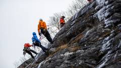 Redningsmenn fra 330 skvadron øver på redning i fjell utenfor Bodø. // Rescuemen from 330 Squadron exercises mountain rescue outside Bodø.