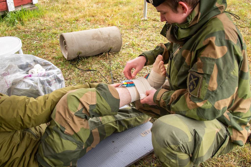 Demonstrering av sanitetstiltak som bandasjering under Operasjon Friluftsliv. Dagen er en åpen aktivitetsdag for alle i regi av Nes Rideklubb, Veteran møter veteran og Forsvaret. Her skal folk bli inspirert til å være mer ute i naturen.