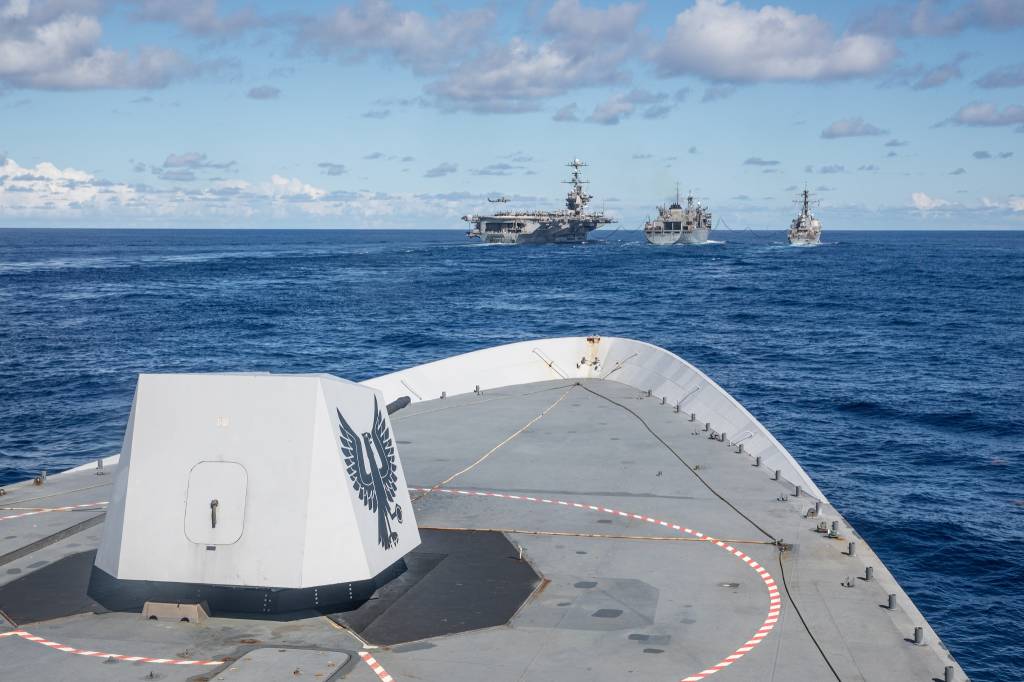 USS Harry S. Truman gjennomfører etterforsyninger i sjøen sammen med et logistikkskip under en omfattende sertifiseringsøvelse i Atlanterhavet, før KNM Fridtjof Nansen og Carrier Strike Group 8 skal delta i en Cooperative Deployment senere i år.