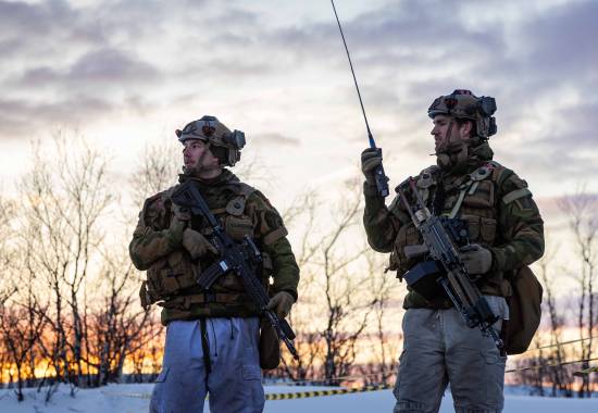Norske soldater stenger av minefelt under Nordic Response 24.