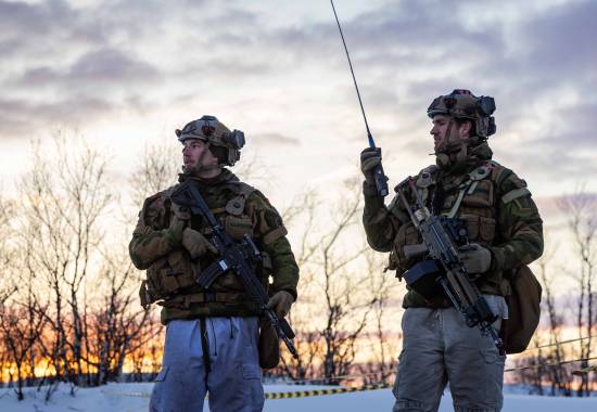 Norske soldater stenger av minefelt under Nordic Response 24.
