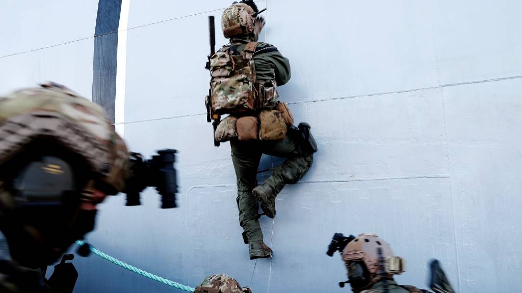 Operatører fra Marinejegerkommandoen (MJK) trener sammen med kystvakten, her fra en øvelse med KV Senja