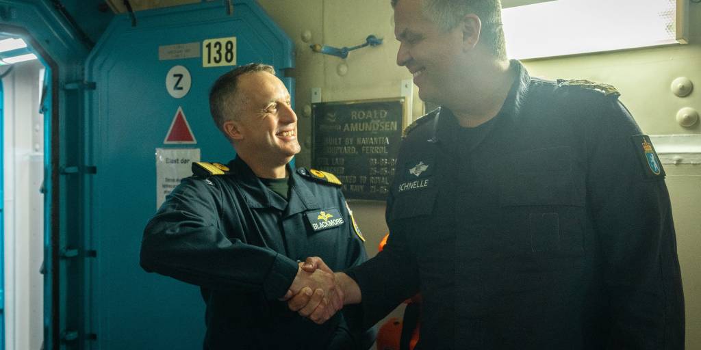 29th of November the COM UKCSG, Commodore James Blackmore made a last visit to the Norwegian frigate HNoMS Roald Amundsen before the UK Carrier Strike Group arrives in Portsmouth.

During a tour of the vessel, the Commodore took his time to give a message to the crew before departing.

“During Operation Highmast, the UK Carrier Strike Group have put over 40 000 nautical miles, 14 nations have participated, there have been 20 ships deployed from 13 nations, jet fighters has been deployed from carriers from Italy, India, Japan, UK and the US. You have been absolutely outstanding in your professionalism. Throughout this operations, Norway has been constant, joining us for the whole duration of the deployment, with two transit through the Red Sea. I want to thank you all for your dedication, and wish you the best of luck back to Norway.”

The Uk Carrier Strike Groups arrival in Portsmouth is set to be the biggest Royal Navy homecoming in 20 years.