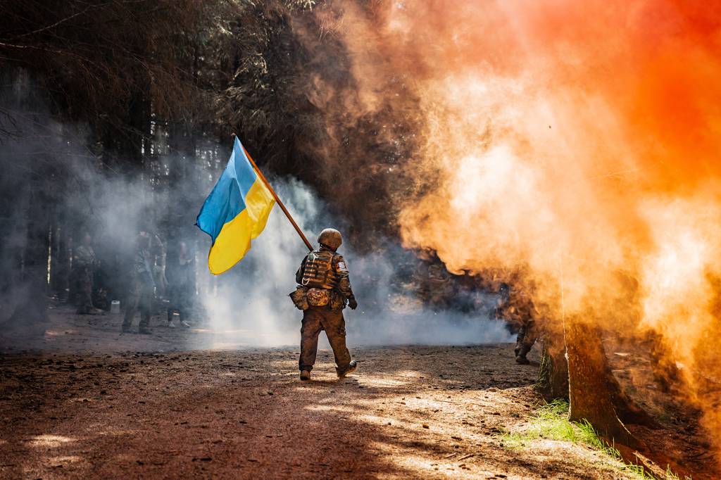 Ukrainske soldater får opptrening av norske instruktører i
Storbritannia i operasjon Interflex. Etter 4 dager med feltøvelse måtte soldatene gjennomføre en mestringsløype som bestod av blant annet gjørmeløype, sanitet, drone- og fiendeangrep. Til slutt fikk de gå gjennom målområdet og ble møtt med flagg, røyk og jubel.