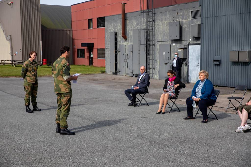 Sjef 134 luftving oberst Kristian Lyssand briefer Statsminster Erna Solberg under besøk på Rygge Flystasjon.