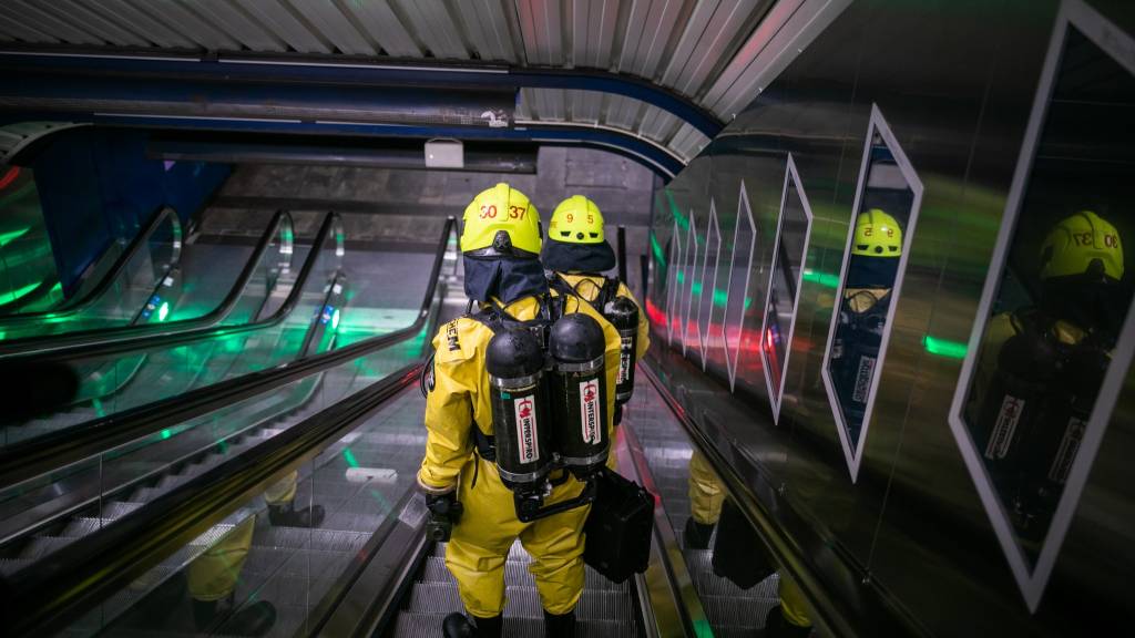 Forsvarets CBRN kapasiteter trener sammen med sivile nødetater i Oslo. For å trene samvirke og løse oppdrag i nye miljøer.
