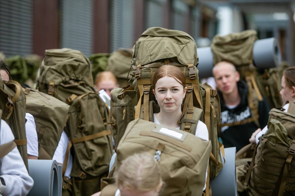 Rekrutter ved Hærens skole for rekrutt og fagutdanning har innrykk til Rena. De første dagene er det masse informasjon og klipping av håret som står på programmet.