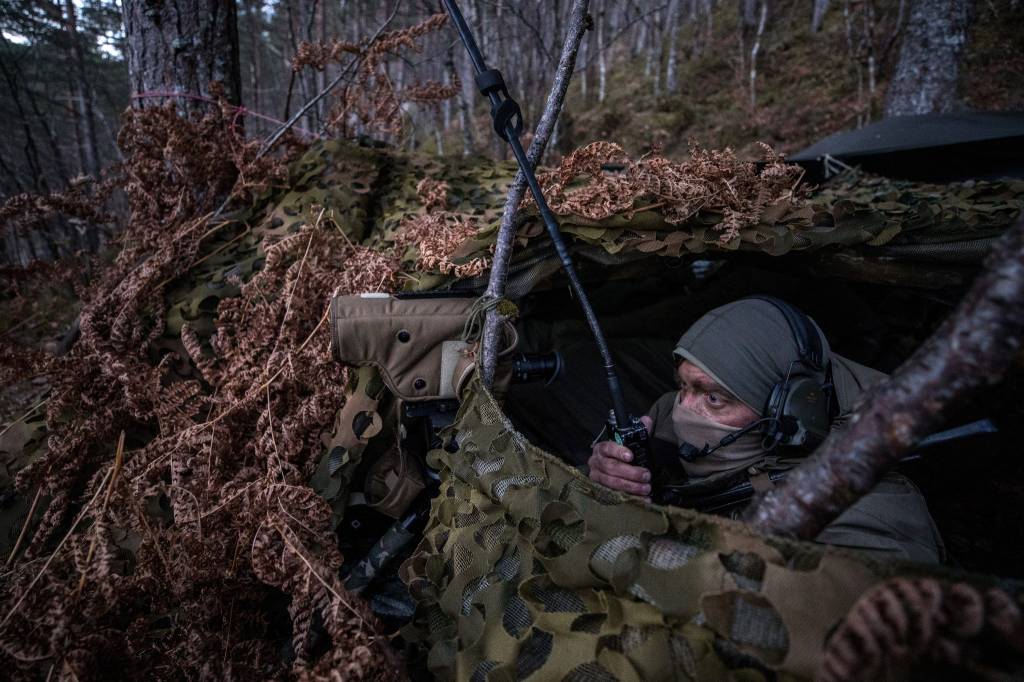 Operatører fra Kystjegerkommandoen ligger i observasjonspost og overvåker.