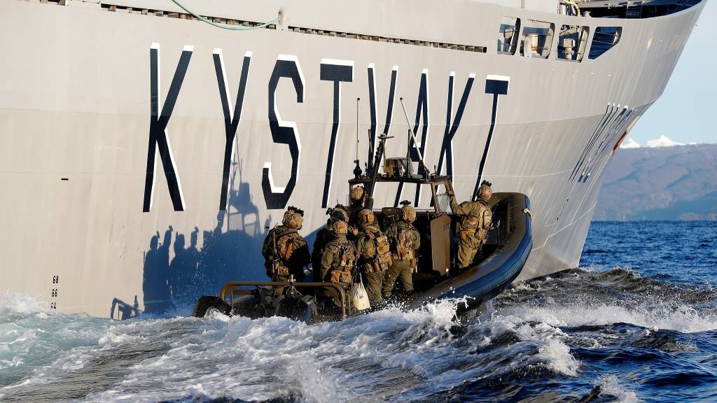 Operatører fra Marinejegerkommandoen (MJK) trener sammen med kystvakten, her fra en øvelse med KV Senja