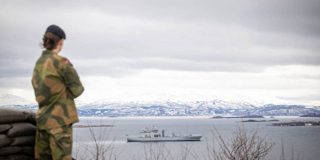KNM Maud er Sjøforsvarets største støtteskip, brukt til
forsyning, reparasjon og medisinsk støtte for andre fartøy.

Denne aktiviteten gjennomføres som en del av storøvelsen Cold Response 26, der allierte fra 14 nasjoner trener på avskrekking, forsvar av NATOs nordlige flanke og å trygge befolkningen.
