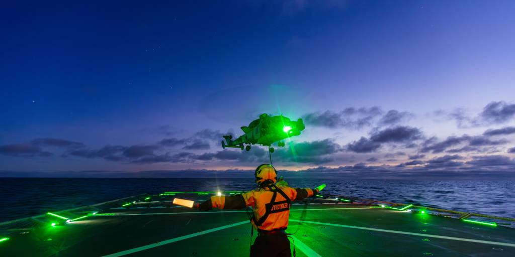 Britisk helikoptermannskap og besetningen på KNM Otto Sverdrup gjennomfører samtrening mellom Wildcat og norsk fregatt på natt. Dette er en del av øvelsen Tamber Shield 2025. 

Tamber Shield er en årlig øvelse hvor britiske og norske enheter driver samtrening i kystnære områder utenfor Bergen. I år har fokuset på øvelsen vært å bli integrert før KNM Roald Amundsen og KNM Maud skal deployere sammen med britisk hangarskipsstyrke. Under dette oppdraget skal den norske fregatten ha et britisk Wildcat-helikopter fra 815 Naval Air Squadron (NAS) om bord.