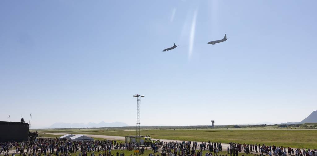 Norsk P-3 Orion  og P-8 Poseidon i formasjon over Andøya flystasjon etter at P-3 Orion har vært på sitt aller siste operative tokt. P-8 overtar formelt oppdraget fra P-3 Orion.