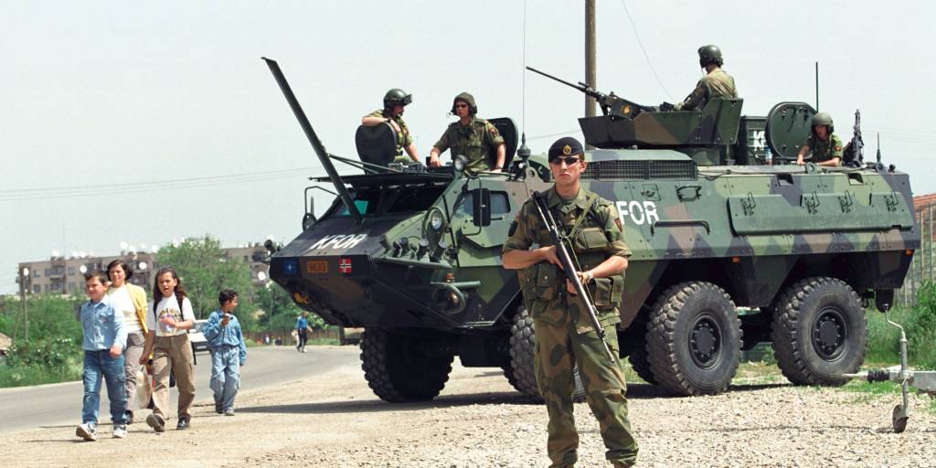 norske soldater i en vei kontrollpost i kosovonorwegian soldiers at a vehicle check point in kosovo.