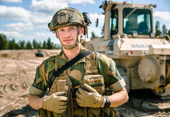 En elev ved ingeniørutdanningen på Krigsskolen under en øvelse på Rena