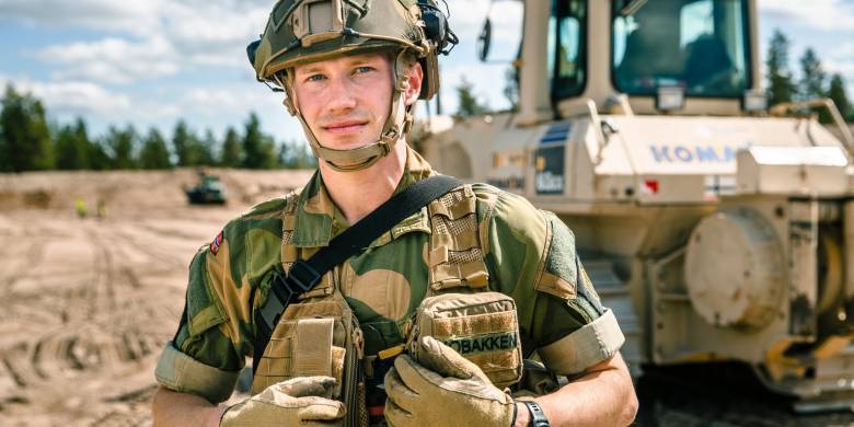 En elev ved ingeniørutdanningen på Krigsskolen under en øvelse på Rena