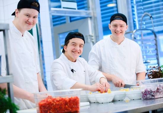 Kokkelærlinger på kjøkkenet i Rena leir