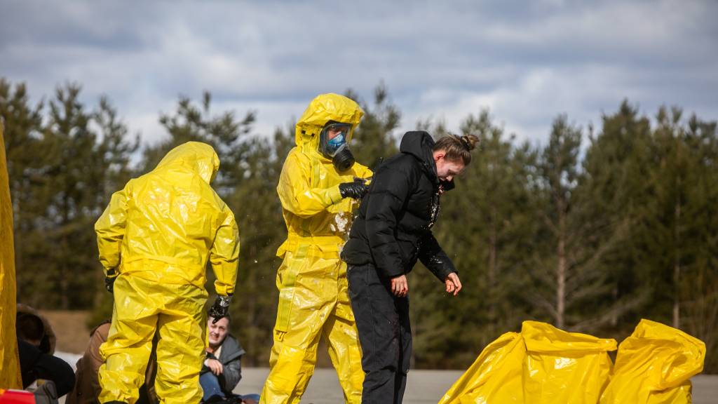 Ambulanse personell renser markører under en CBRN øvelse hvor sivile nødetater trener sammen med Franske CBRN spresialister som deltar på øvelsen Cold Response 2022.