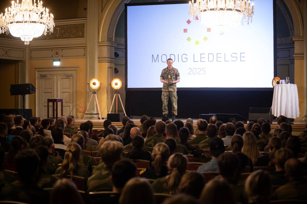 Konferansen Modig ledelse er en møteplass for unge ledere i alderen 25-35 i forsvarssektoren og sivil sektor. Konferansen ble avholdt 23. og 24 oktober 2025 på Gamle logen. Her ved forsvarssjef, general Eirik Kristoffersen.