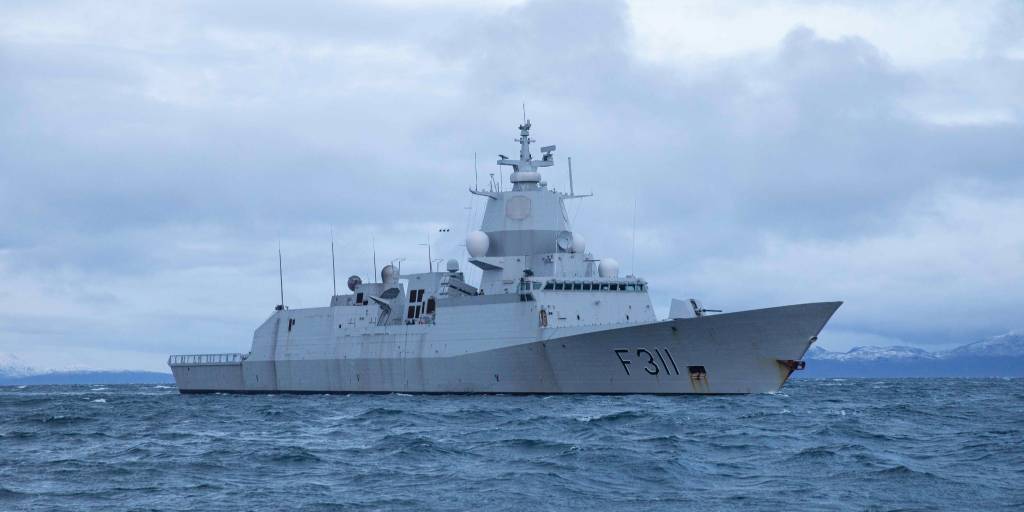 KNM Roald Amundsen seiler utenfor Harstad under Artic Advance øvelsen.