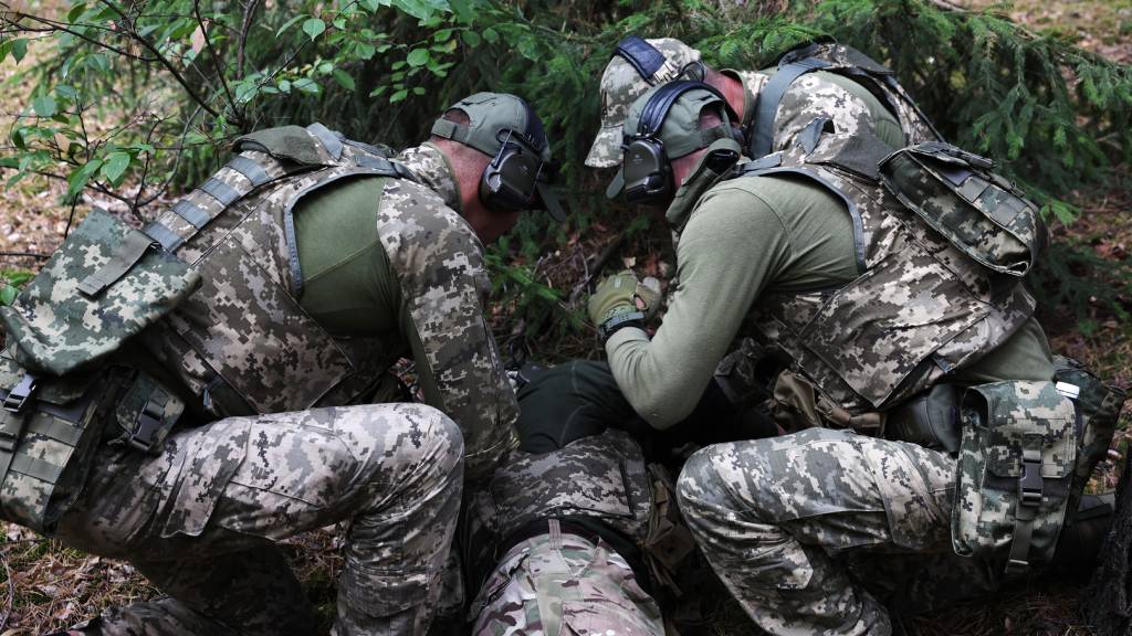 Ukrainske soldater får opplæring av Norske soldater i Camp Jomsborg i øst Polen