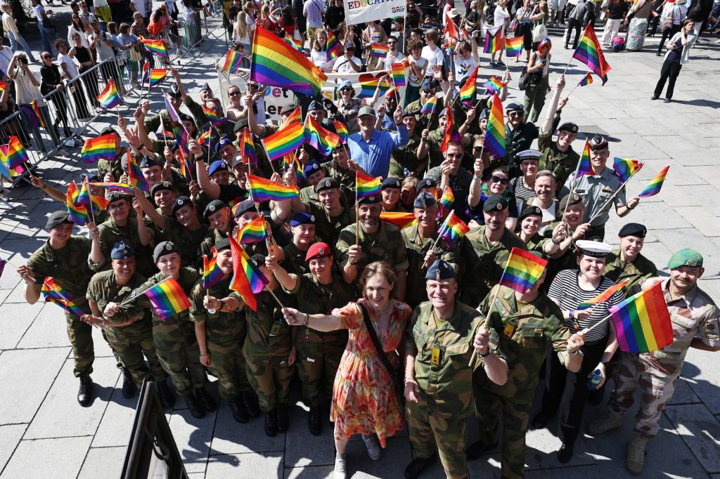 Fra Oslo Pride 2025, Parade.
Forsvaret deltok med soldater, befal og sivilt ansatte fra alle avdelinger (Hæren, Luftforsvaret, Sjøforsvaret og Heimevernet) under Oslo Pride Parade 2015 i Oslo