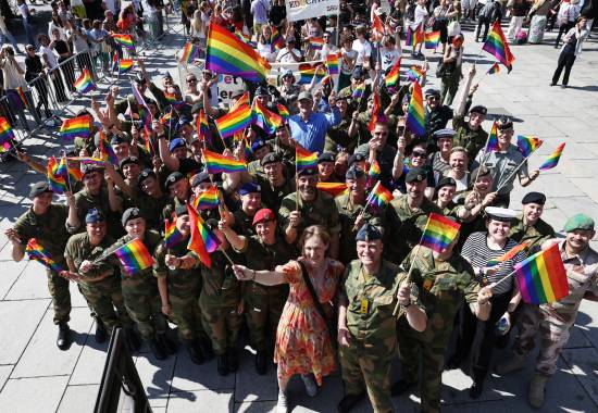 Fra Oslo Pride 2025, Parade.
Forsvaret deltok med soldater, befal og sivilt ansatte fra alle avdelinger (Hæren, Luftforsvaret, Sjøforsvaret og Heimevernet) under Oslo Pride Parade 2015 i Oslo