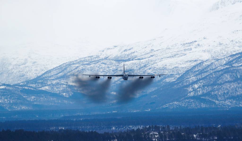 Boeing B-52 Stratofortress Strategisk bombefly fra US Air Force flyr over Bardufoss flystasjon under vinter øvelsen Cold Response 2022
