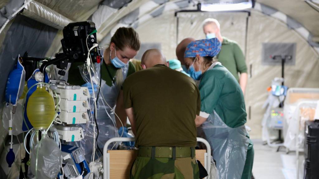 Forsvarets sanitet gjennomfør trening av styrkestruktur under øvelse Føniks 2021 ved bruk av Role 2 Basic feltsykehus. Medical personnel during the exercise Føniks 2021 at Sessvollmoen.