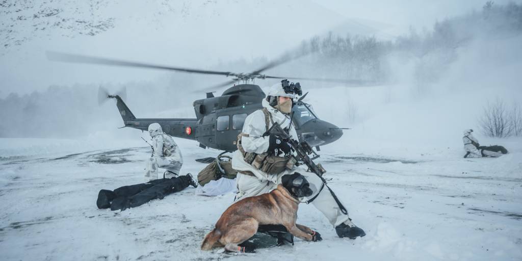 Kystjegere fra Sjøforsvaret får taktisk transportstøtte av Luftforsvarets 339 skvadron med Bell 412 helikopter, under øvelse Arctic Hawk, der alle forsvarsgrenene trener sammen i Nord-Norge. // Norwegian Coastal Rangers conduct an air mobile operation together with the Royal Norwegian Air Force 339 Squadron, during exercise Arctic Hawk in Northern Norway.