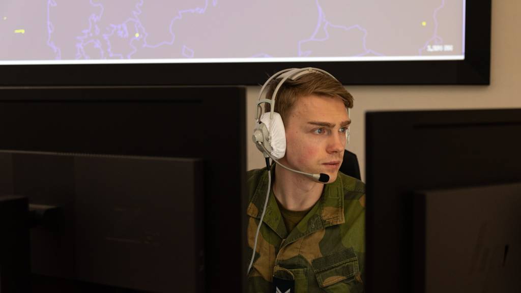 Personell som jobber på kontroll og varslingssenteret i Sørreisa overvåker luftrommet i og rundt Norge.