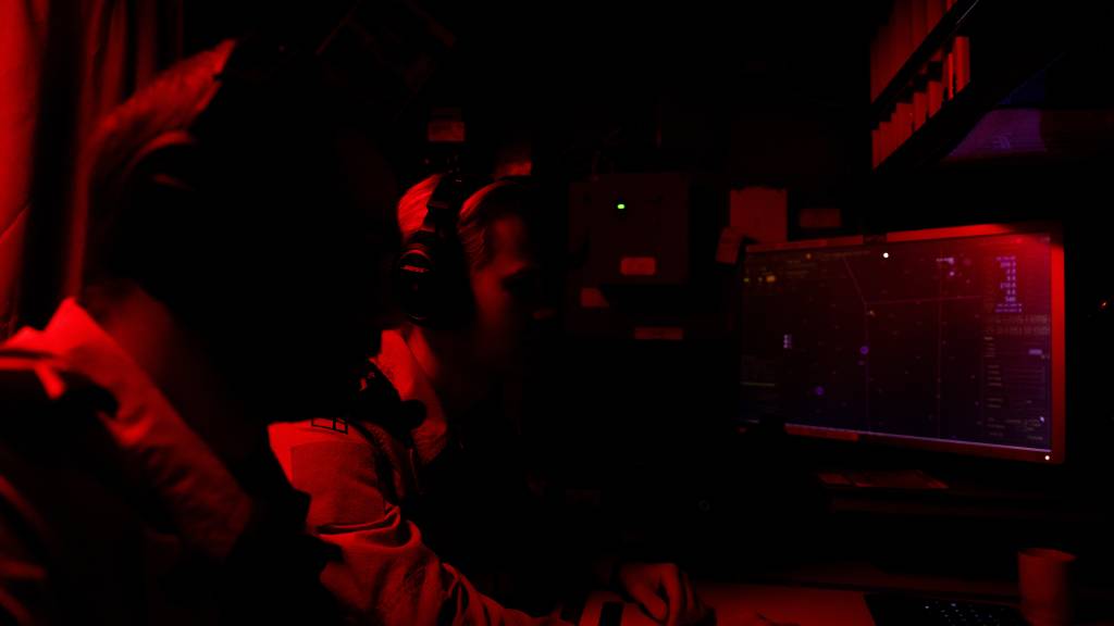 Undervannsoperatører fra ASW-domenet på KNM Roald Amundsen lytter etter ubåter i Indo-Stillehavet som en del av Operation Highmast 25.