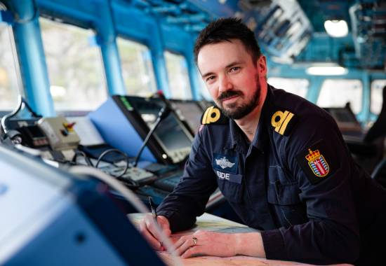 En navigasjonsoffiser på broen på KNM Otto Sverderup