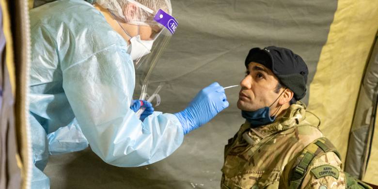 Sanitetsassistent fra Bardufoss sykestue utfører covidtest på britisk soldat