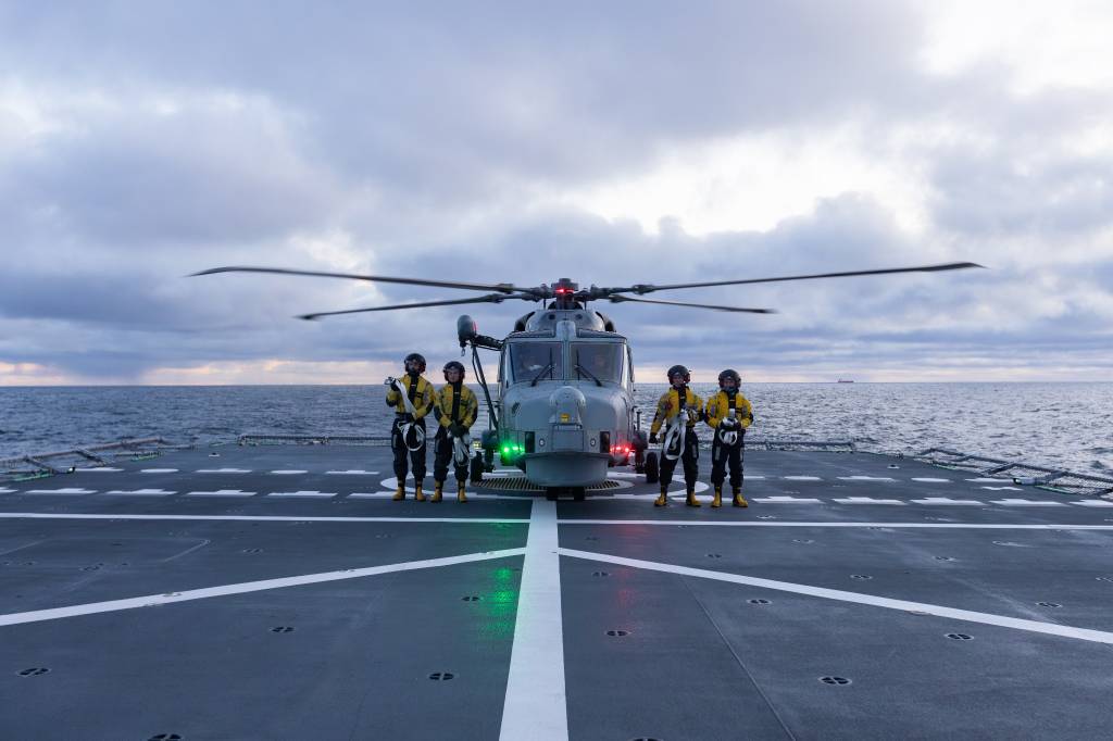 Britisk helikoptermannskap og besetningen på KNM Otto Sverdrup driver helikoptertrening sammen om bord.

Tamber Shield er en årlig øvelse hvor britiske og norske enheter driver samtrening i kystnære områder utenfor Bergen. I år har fokuset på øvelsen vært å bli integrert før KNM Roald Amundsen og KNM Maud skal deployere sammen med britisk hangarskipsstyrke. Under dette oppdraget skal den norske fregatten ha et britisk Wildcat-helikopter fra 815 Naval Air Squadron (NAS) om bord.