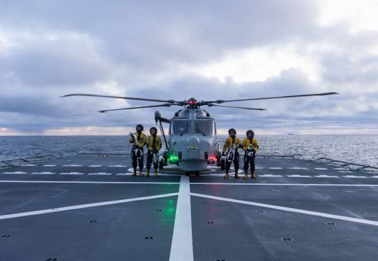 Britisk helikoptermannskap og besetningen på KNM Otto Sverdrup driver helikoptertrening sammen om bord.

Tamber Shield er en årlig øvelse hvor britiske og norske enheter driver samtrening i kystnære områder utenfor Bergen. I år har fokuset på øvelsen vært å bli integrert før KNM Roald Amundsen og KNM Maud skal deployere sammen med britisk hangarskipsstyrke. Under dette oppdraget skal den norske fregatten ha et britisk Wildcat-helikopter fra 815 Naval Air Squadron (NAS) om bord.