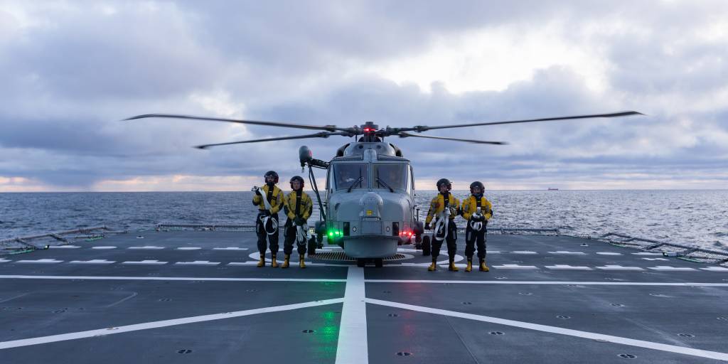 Britisk helikoptermannskap og besetningen på KNM Otto Sverdrup driver helikoptertrening sammen om bord.

Tamber Shield er en årlig øvelse hvor britiske og norske enheter driver samtrening i kystnære områder utenfor Bergen. I år har fokuset på øvelsen vært å bli integrert før KNM Roald Amundsen og KNM Maud skal deployere sammen med britisk hangarskipsstyrke. Under dette oppdraget skal den norske fregatten ha et britisk Wildcat-helikopter fra 815 Naval Air Squadron (NAS) om bord.