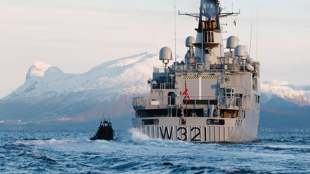 Operatører fra Marinejegerkommandoen (MJK) trener sammen med kystvakten, her fra en øvelse med KV Senja
