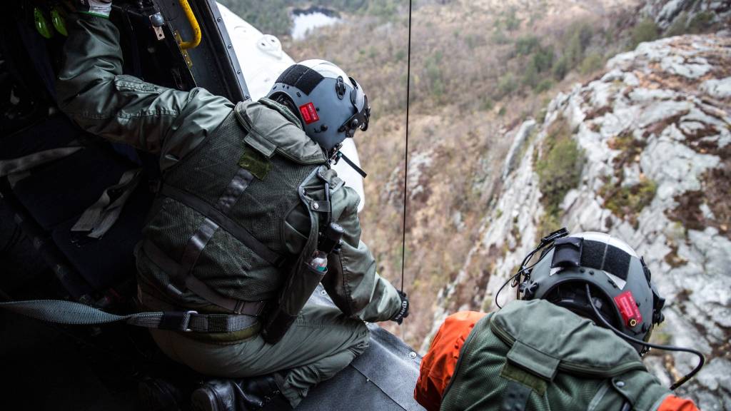 Redningsmenn ved 330 skvadronen på sola under utsjekksflyging / Rescuer students from 330 squadron at Sola during check out flights