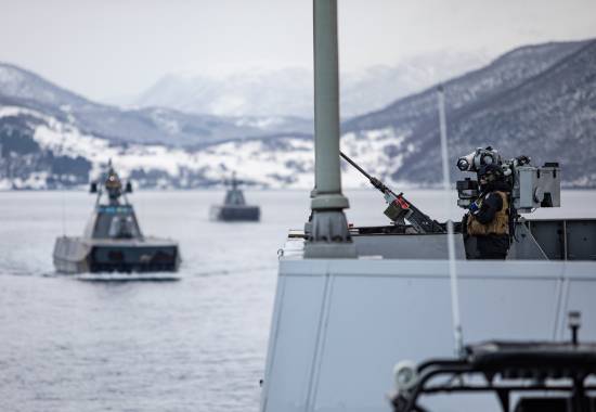 KV Jarl, fregatter og korvetter føres gjennom et minefelt av minerydderen KNM Måløy for øvelse under øvelsen TG 21-2 i Nord-Norge.