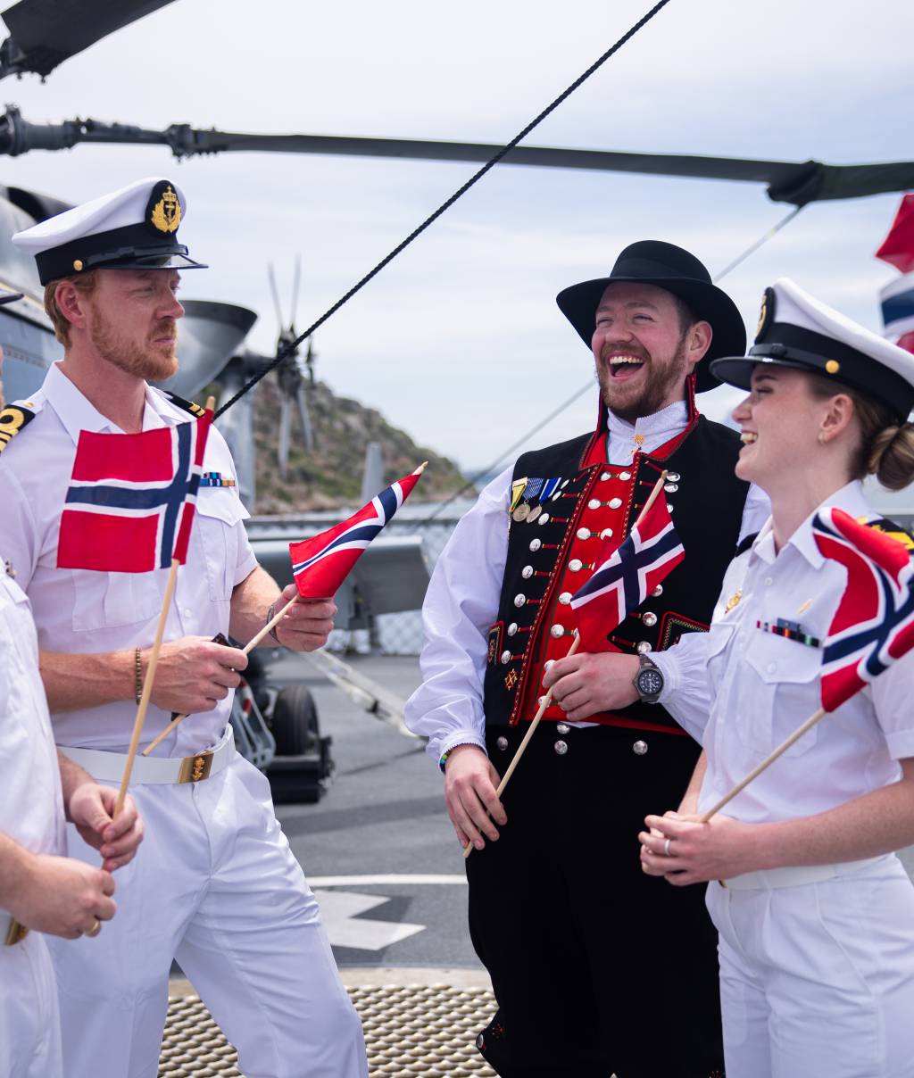 KNM Roald Amundsen er i åtte måneder del av UK Carrier Strike Group 25 - en britisk hangarskipsstyrke ledet av HMS Prince of Wales. 

Etter en periode med øvelser og integrering i Middelhavet, ligger styrken nå til kai på Kreta. Her fikk besetningen feiret nasjonaldagen sammen med allierte. 

Det ble en tradisjonell feiring med nasjonalsang, leker, is og pølser på helikopterdekk på fregatten.