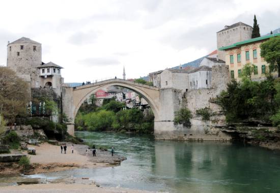 Den kjente broen Stari Most i Mostar (bygd opp igjen etter krigen i Bosni og Hercegovina) / The famous bridge Stari Most in Mostar (rebuild after the war in Bosnia and Hercegovina)