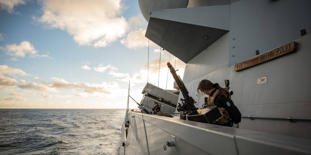 Arillerist ombord på KNM Helge Ingstad