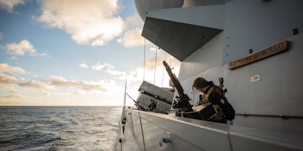 Arillerist ombord på KNM Helge Ingstad