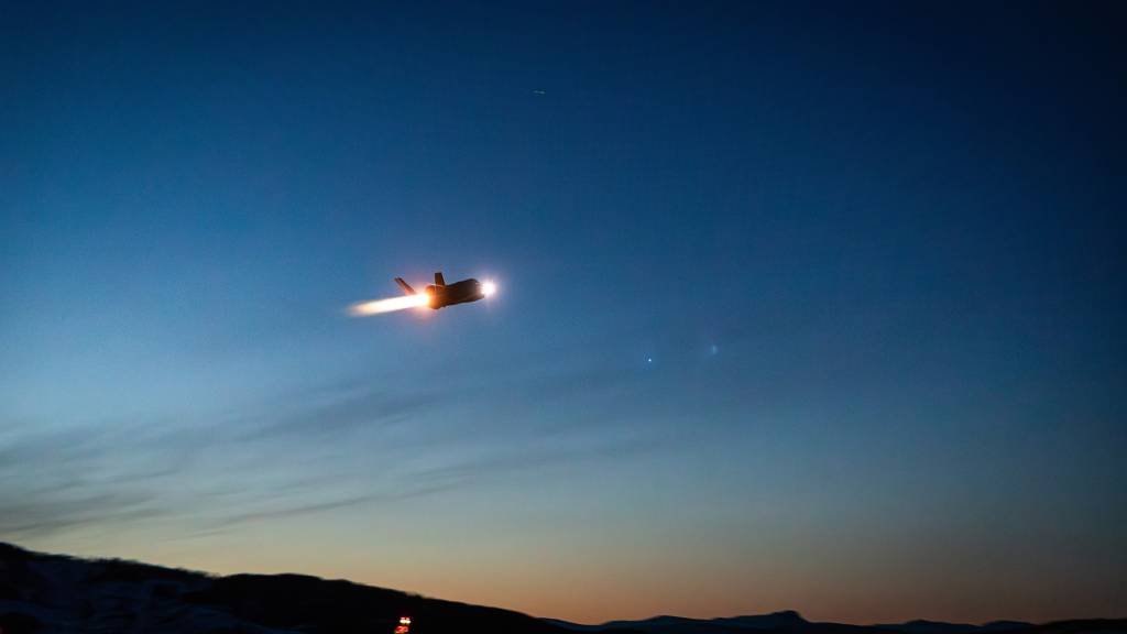 Norske F-35A tar av fra Evenes flystasjon med etterbrenner under øvelse Nordic Response 2024.